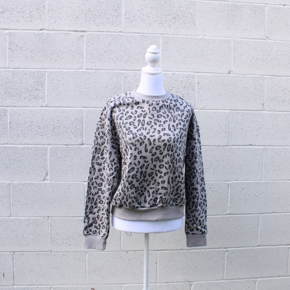 Wild and cozy Leopard Print crewneck sweatshirt - Picture 2 of 4